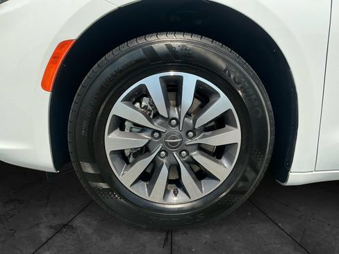 Used 2024 Chrysler Pacifica Limited FWD image 15