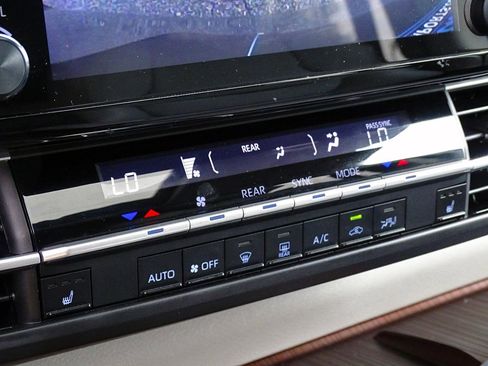 Used 2024 Toyota Sienna XLE FWD image 33