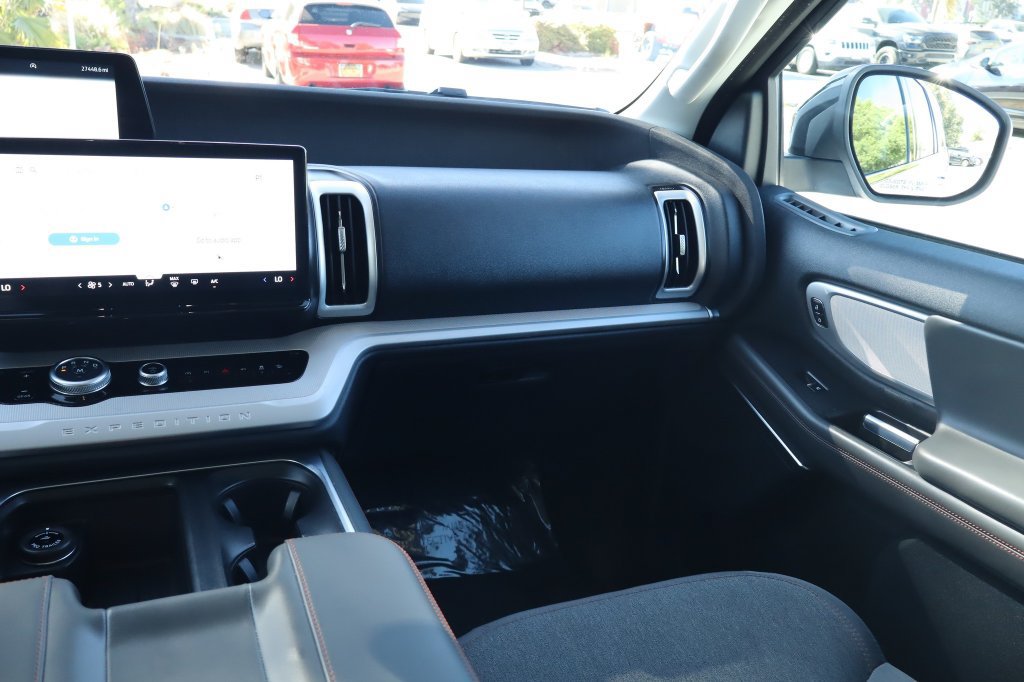 Used 2025 Ford Expedition Active AWD/4WD image 31