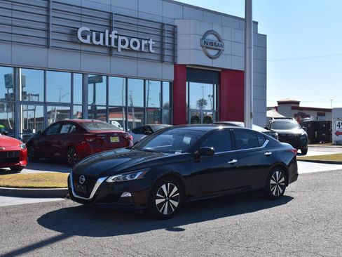 Used 2021 Nissan Altima 2.5 SV image 2