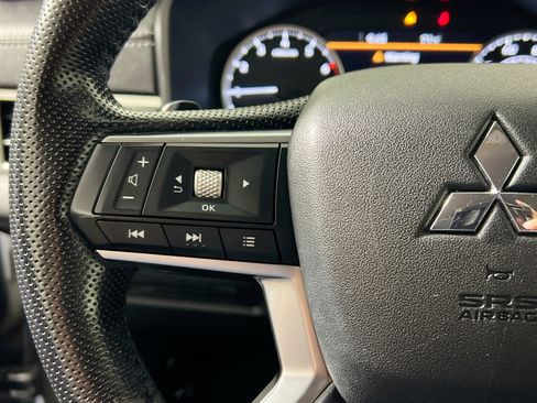 Used 2022 Mitsubishi Outlander SE image 18