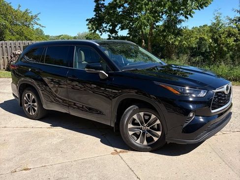 Used 2022 Toyota Highlander XLE AWD/4WD image 1