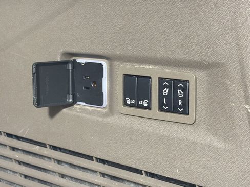 Used 2023 GMC Yukon Denali w/ Advanced Technology Package image 20