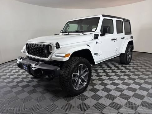 Used 2024 Jeep Wrangler Unlimited w/ Convenience Group AWD/4WD image 7