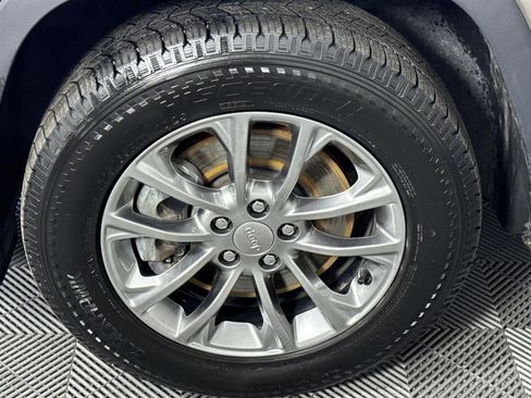 Used 2019 Jeep Cherokee Latitude Plus w/ Cold Weather Group image 10