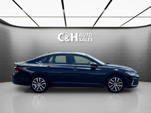 Used 2025 Volkswagen Jetta SE FWD image 7