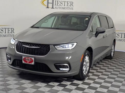 Used 2023 Chrysler Pacifica Touring-L image 5