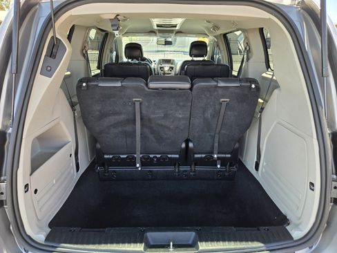 Used 2016 Chrysler Town & Country Touring FWD image 11