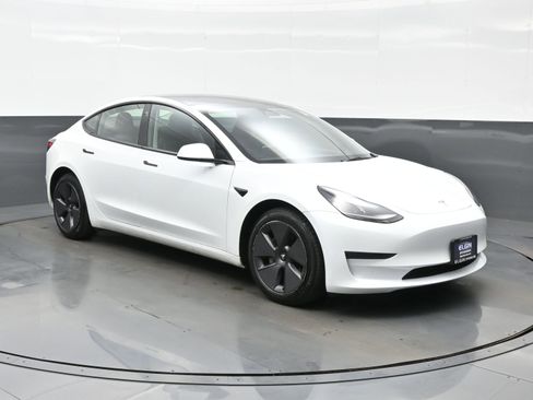 Used 2023 Tesla Model 3 Standard Range image 8