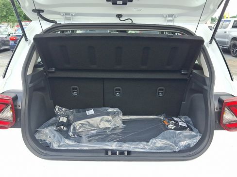 New 2025 Hyundai Venue SE image 20