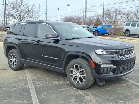 Used 2023 Jeep Grand Cherokee Limited image 3