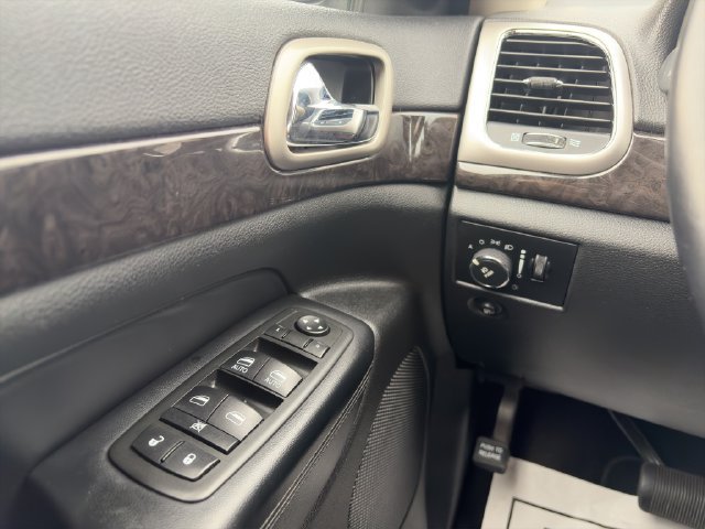 Used 2012 Jeep Grand Cherokee Laredo w/ Laredo E Group AWD/4WD image 19