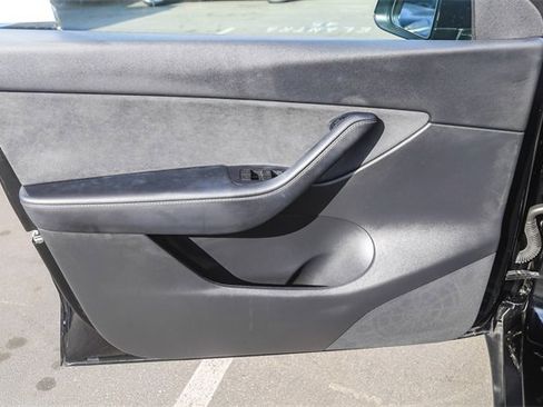 Used 2022 Tesla Model Y Long Range image 21