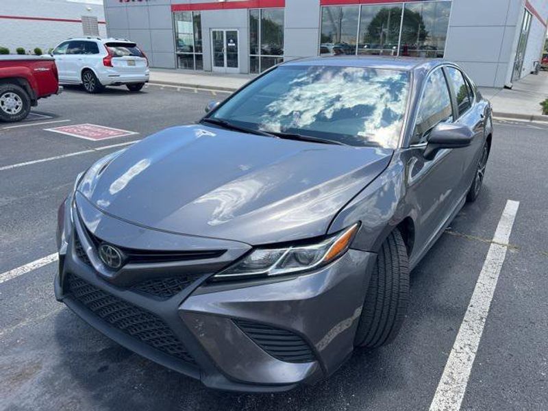 Certified 2020 Toyota Camry SE image 1