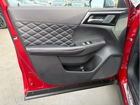 Used 2025 Mitsubishi Outlander SEL image 10