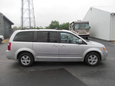 Used 2010 Dodge Grand Caravan SXT FWD image 5