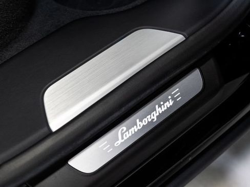 Used 2025 Lamborghini Urus SE AWD/4WD image 51