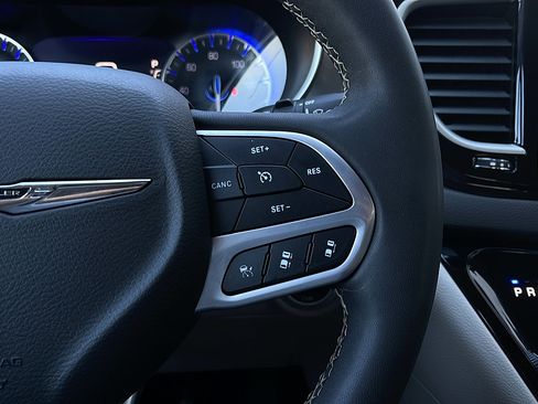 Used 2023 Chrysler Pacifica Touring-L FWD image 12