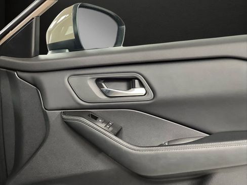 Used 2025 Nissan Rogue SV image 37