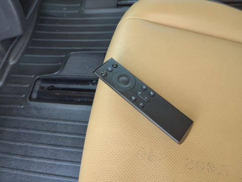 Used 2022 Kia Carnival LX FWD image 22