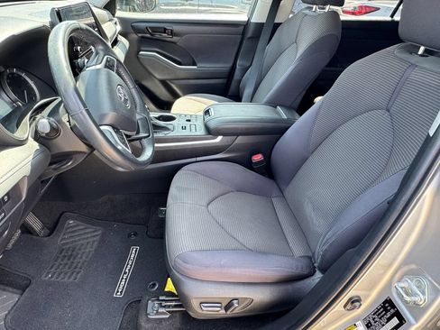 Used 2023 Toyota Highlander LE AWD/4WD image 10