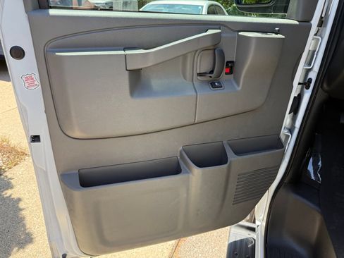Used 2025 Chevrolet Express 3500 LT w/ LT Preferred Equipment Group RWD image 9