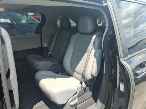 Used 2021 Toyota Sienna Limited AWD/4WD image 8