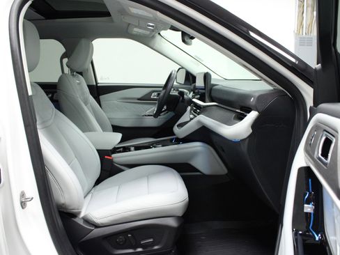 Used 2025 Ford Explorer Platinum w/ Ultimate Package image 17