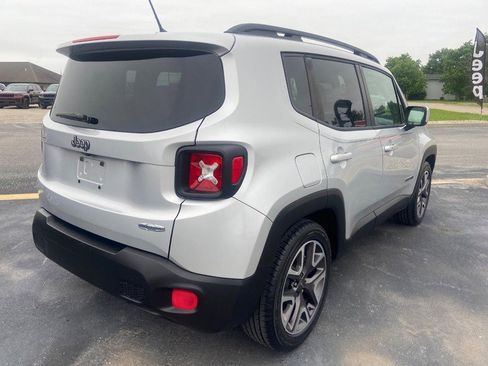 Used 2016 Jeep Renegade Latitude w/ Cold Weather Group FWD image 5