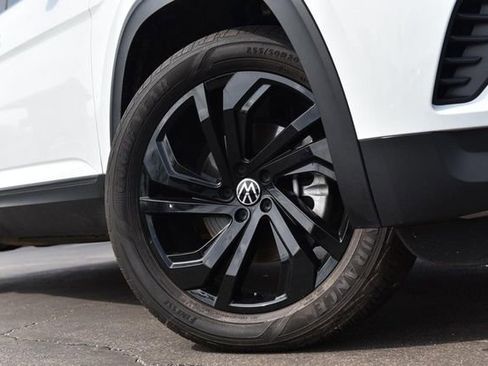 Certified 2023 Volkswagen Atlas SE w/ Panoramic Sunroof Package image 3