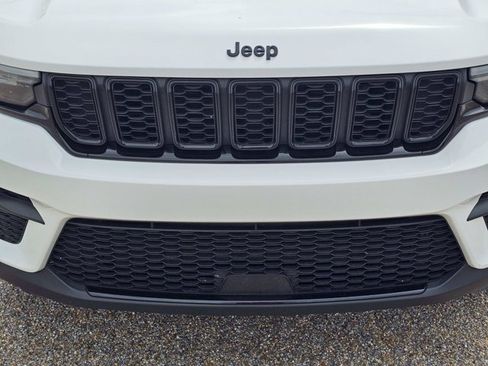 Used 2024 Jeep Grand Cherokee Altitude AWD/4WD image 3