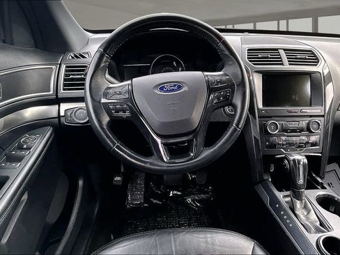 Used 2018 Ford Explorer XLT w/ Equipment Group 202A FWD image 6