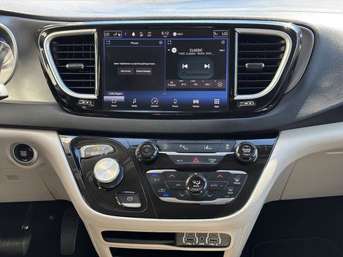Used 2023 Chrysler Pacifica Touring-L FWD image 19