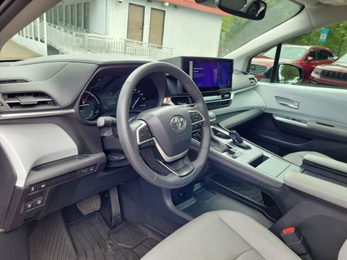 Used 2025 Toyota Sienna XLE FWD image 20