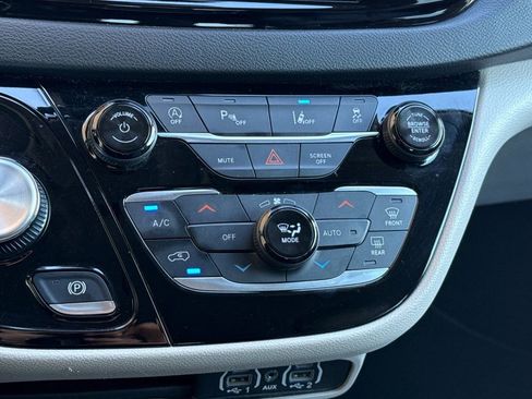Used 2024 Chrysler Pacifica Touring-L image 31