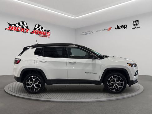 Used 2025 Jeep Compass Limited AWD/4WD image 12