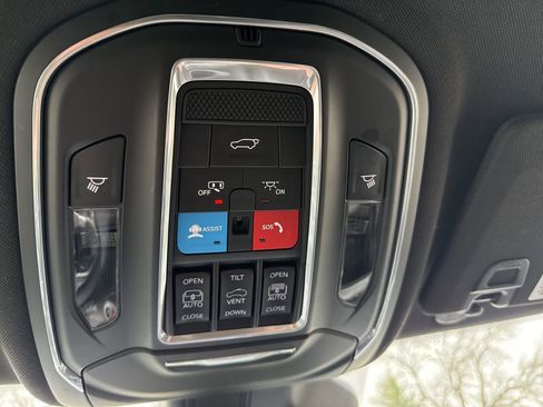 Used 2024 Jeep Grand Cherokee L Limited w/ Luxury Tech Group II AWD/4WD image 20