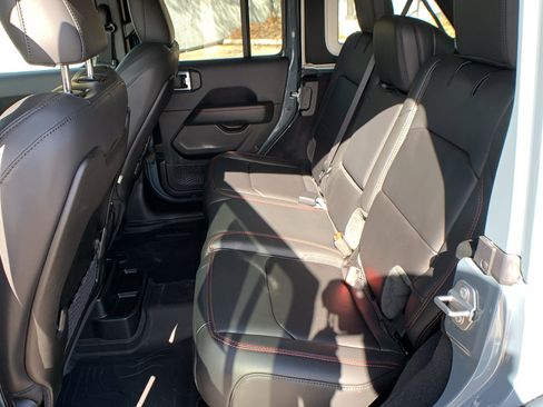 Used 2025 Jeep Wrangler Unlimited Rubicon image 23