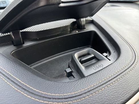 Used 2018 Jeep Cherokee Latitude w/ Cold Weather Group image 20