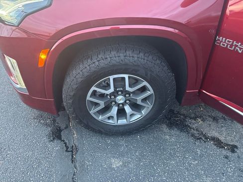 Used 2023 Chevrolet Traverse High Country image 32