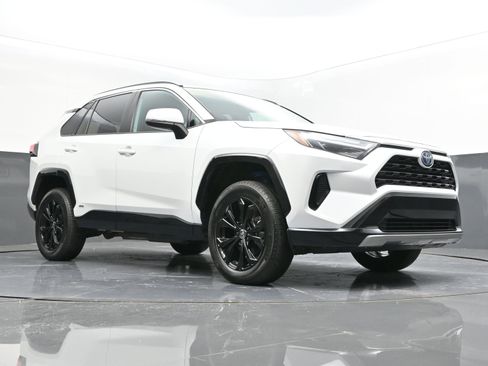 Used 2023 Toyota RAV4 SE image 35