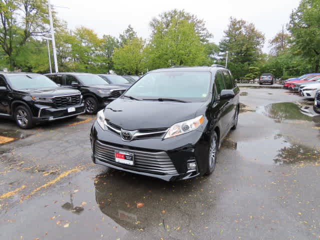 Used 2019 Toyota Sienna XLE Premium FWD image 1