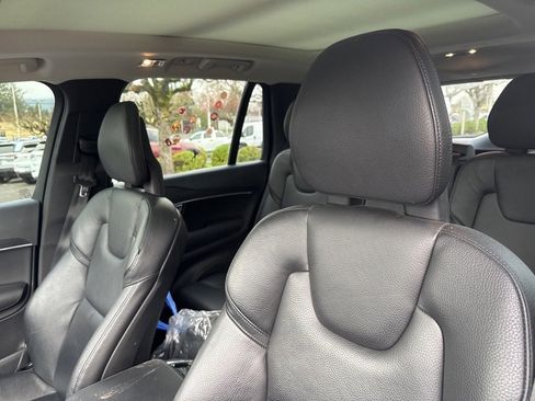 Used 2020 Volvo XC90 T5 Momentum w/ Protection Package Premier image 9