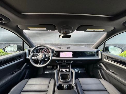 Certified 2024 Porsche Cayenne AWD/4WD image 31