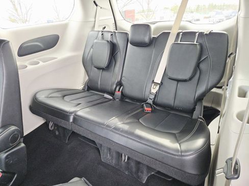 Used 2024 Chrysler Pacifica Touring-L image 14