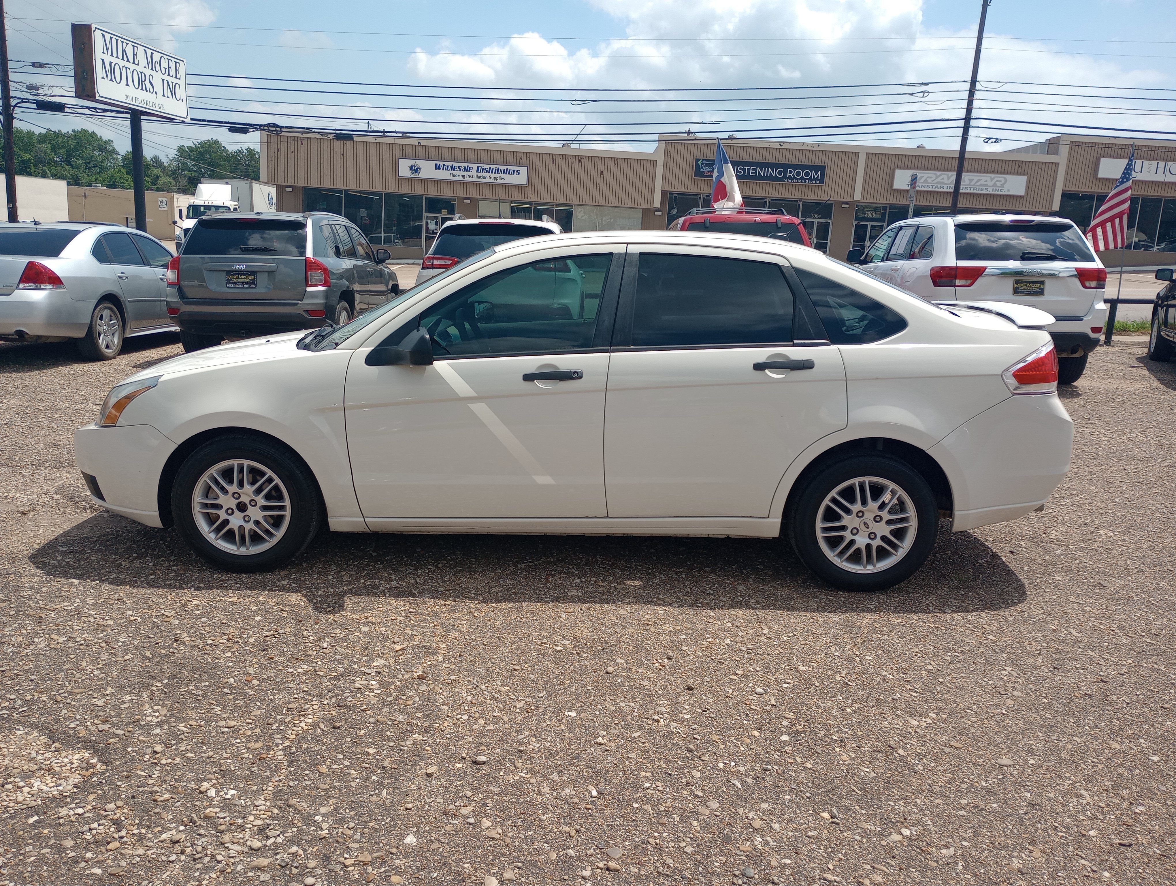 Used 2010 Ford Focus SE FWD image 4