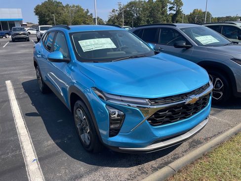 New 2025 Chevrolet Trax LT w/ LT Convenience Package image 3