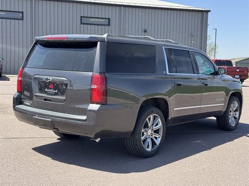 Used 2018 Chevrolet Suburban LT w/ LT Signature Package AWD/4WD image 5