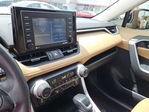 Used 2020 Toyota RAV4 XLE Premium FWD image 18