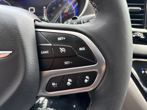 Used 2024 Chrysler Pacifica Touring-L FWD image 12